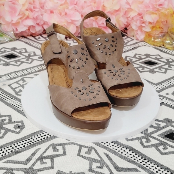 NATURALIZER SOUL Mia Taupe Wedges Size 11M - Picture 11 of 14
